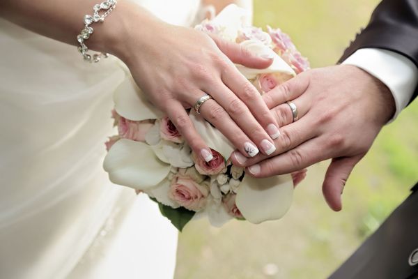 H�nde des Brautppares mit Ringen  - Detailfoto